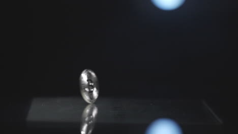 bitcoin girando en la luz parpadeante