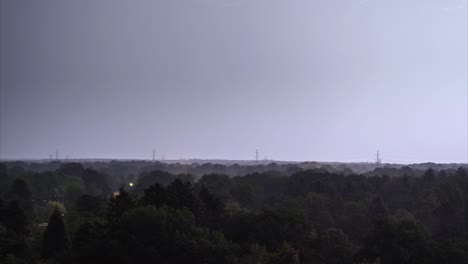 secuencia de lapso de tiempo de tormenta eléctrica por la noche sobre un pueblo