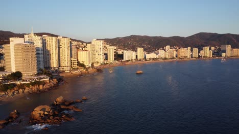 toma aérea de drones de la bahía de acapulco al atardecer