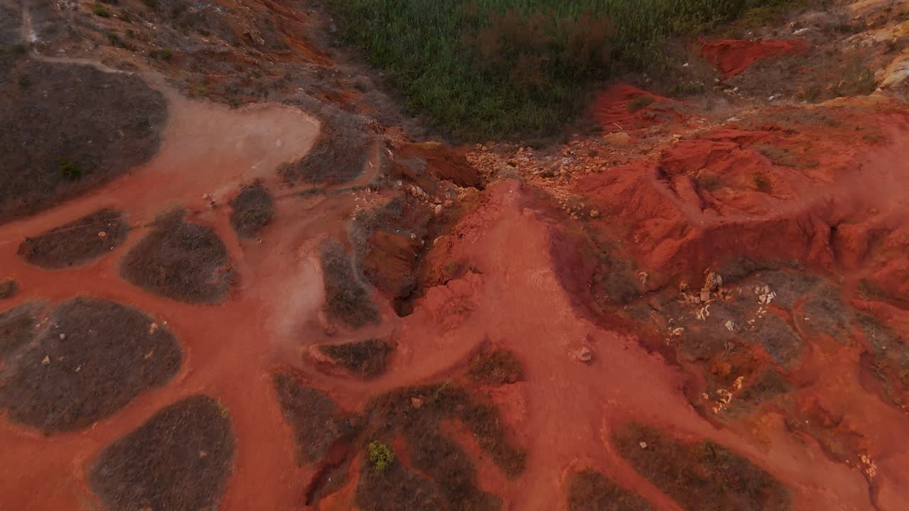 отранто, пулья, италия - яркие красные и оранжевые оттенки и живописная красота пещеры боксита - беспилотник, летящий вперед