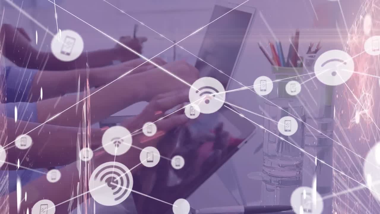 노트북을 사용하는 사업가 그룹에 대한 금융 데이터 처리 애니메이션