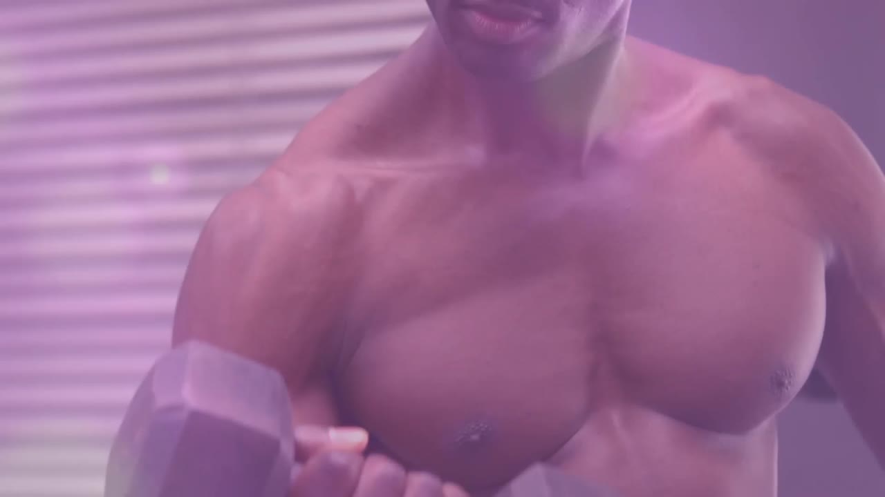 animación de manchas brillantes sobre un hombre fuerte haciendo ejercicio en el gimnasio