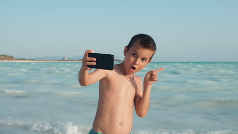 Chico-Sonriente-Disfrutando-De-Unas-Vacaciones-De-Verano-En-La-Playa.-Niño-Feliz-Haciendo-Una-Mueca-En-La-Playa.