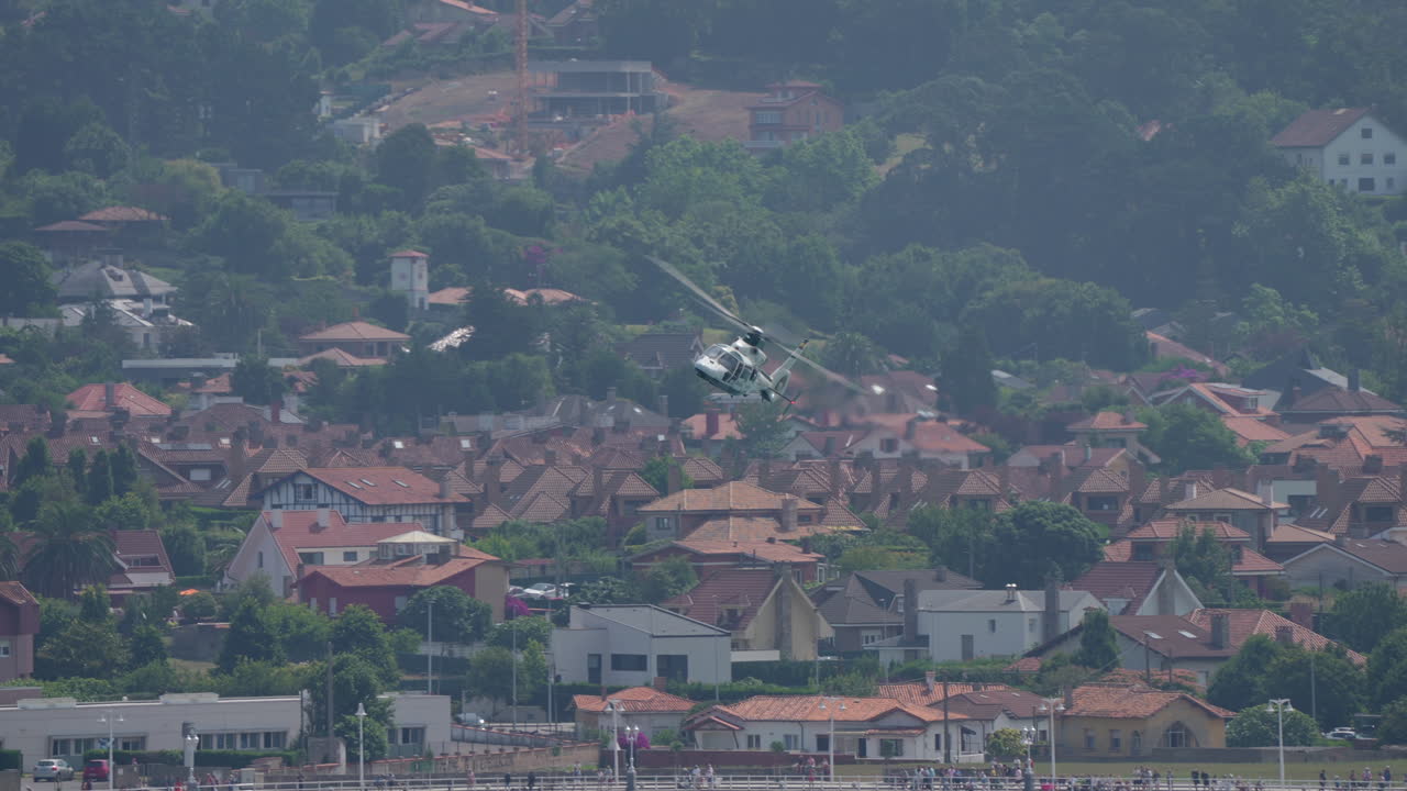 도시 위 를 날아다니는 헬리터