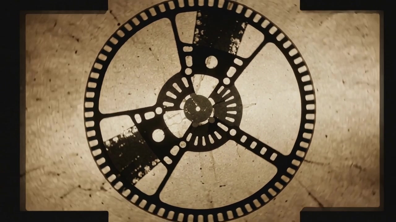 Projektor starter, filmrulle roterer på sepiafarvet skærm mellem blænder, viser perforeringer.