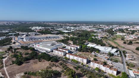 imágenes de aviones no tripulados de la zona industrial en seixal, al sur de lisboa
