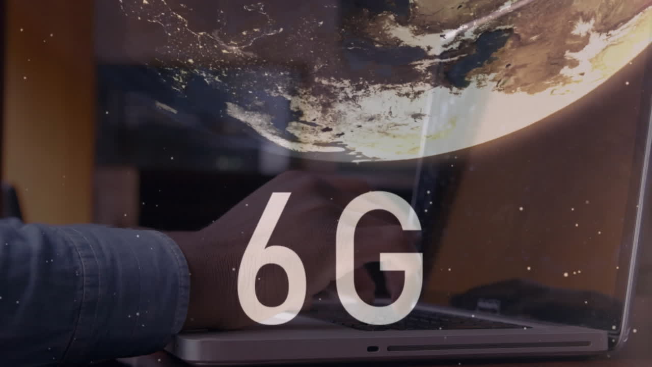 animación de texto 6g, globo y procesamiento de datos sobre empresario caucásico usando portátil