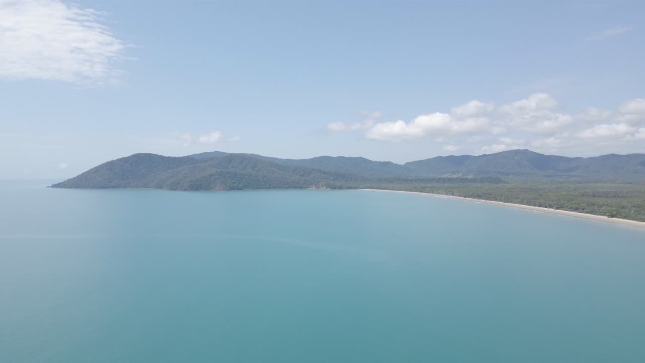 오스트레일리아 qld에 있는 산호해의 푸른 물로 둘러싸인 아름다운 손톤 해변의 먼 전망