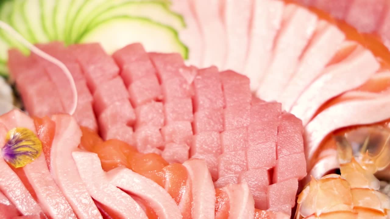 접시 에 전시 된 다양한 수시 와 해산물