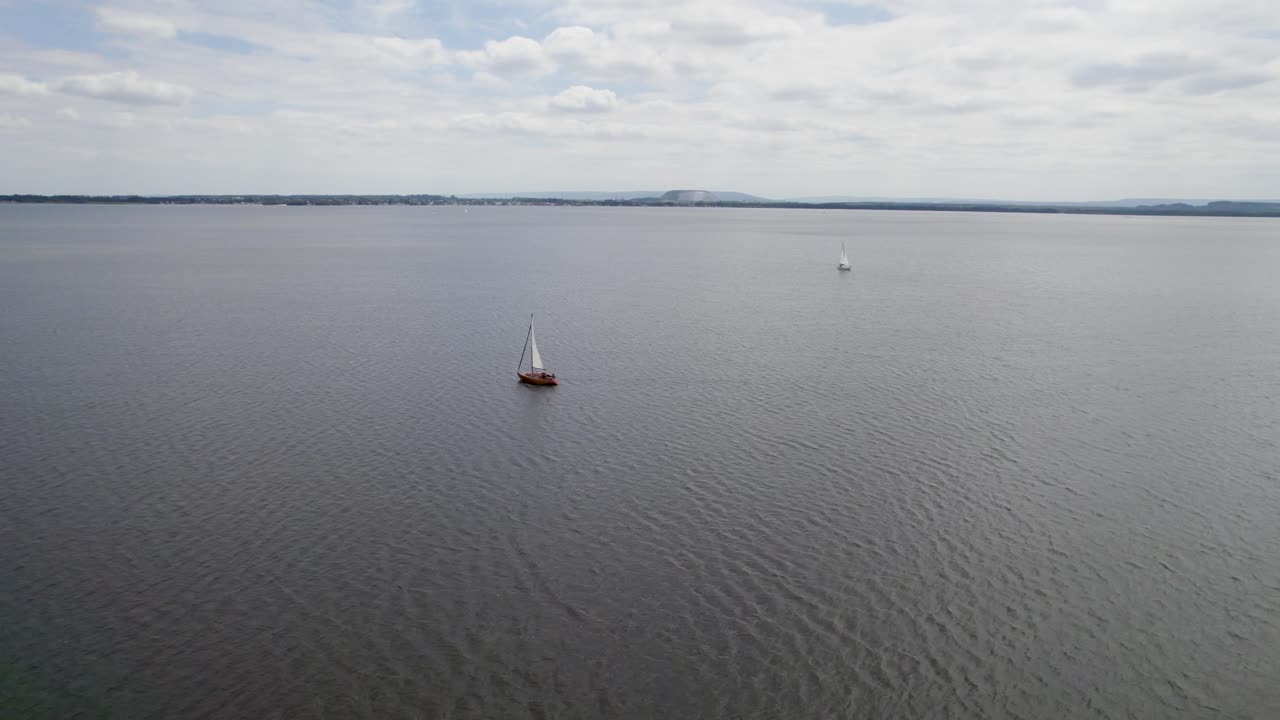 vista aérea de veleros en un gran lago en un día nublado