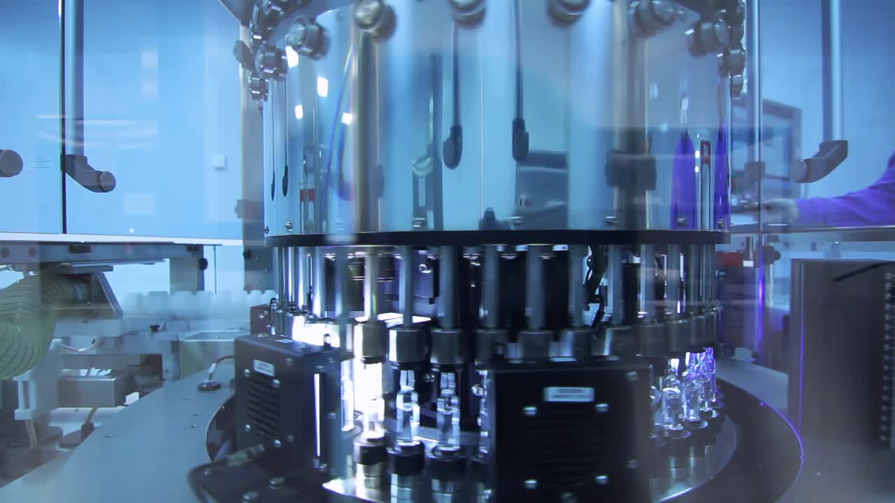 품질 관리 의약품 제조 라인. 의료 병 생산 라인