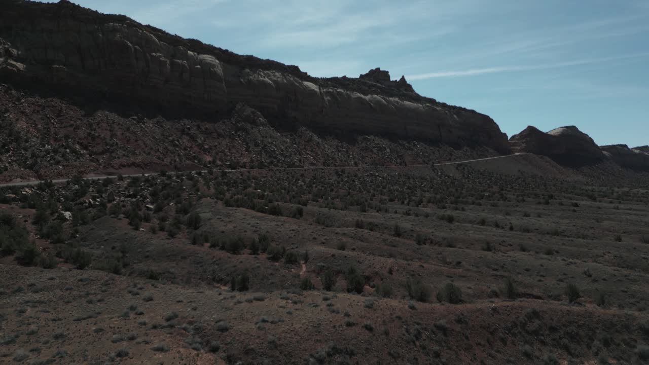 carretera vacía en el paisaje desértico en utah, estados unidos vista desde arriba
