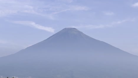 Vista-De-Cerca-Del-Monte-Sindoro-En-Una-Mañana-Ligeramente-Brumosa