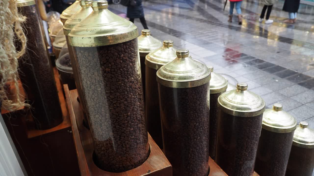 exhibición de granos de café en una tienda de la ciudad