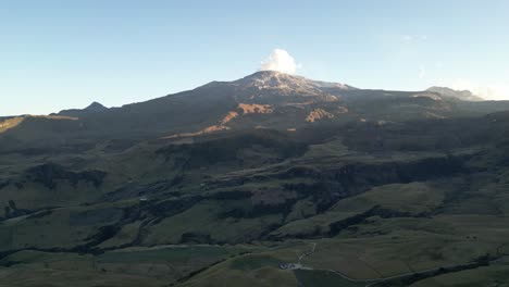 volcán activo nevado del ruiz en el departamento de tolima en las montañas de los andes en colombia expulsando ceniza durante la puesta de sol