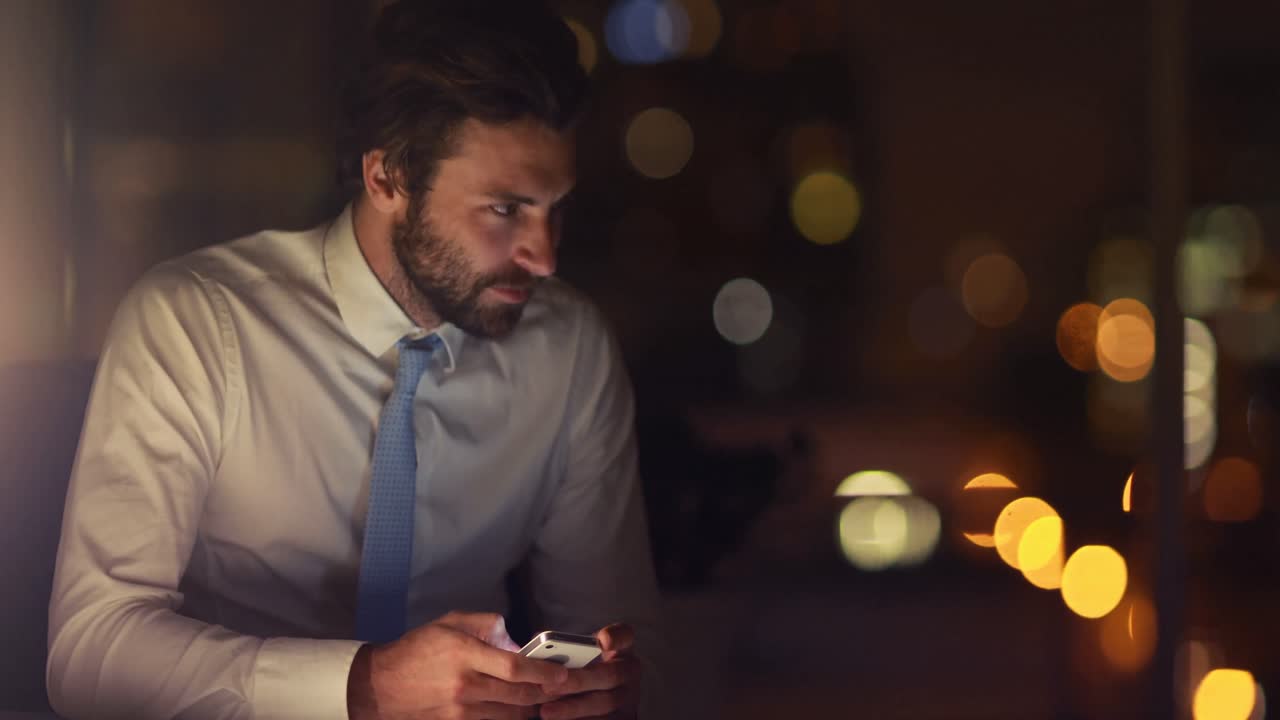 ejecutivo de negocios usando teléfono móvil