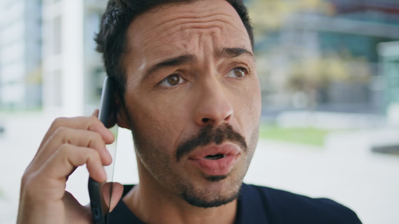 Primo piano di un direttore che parla al telefono in strada. Un uomo stressato sta discutendo.