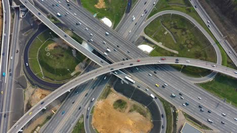 vista aérea de una intersección de autopistas en moscú.