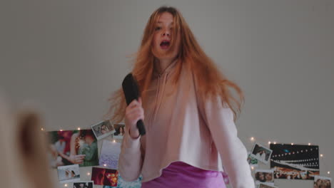 una adolescente feliz bailando en la cama en casa con música disfrutando de celebrar el fin de semana divirtiéndose cantando con pijama en el dormitorio