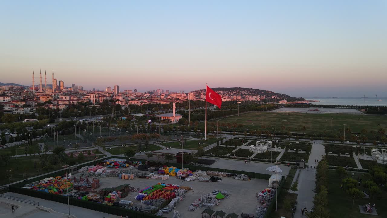 ตุรกี: ฟันธงสัญลักษณ์ของธนบัตรถูกยิงโดยเครื่องบินไร้คนขับ