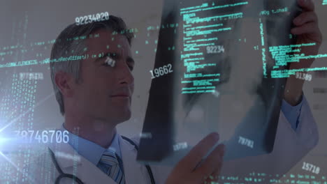 animación de lenguaje informático y cambios de números sobre informe de rayos x del médico caucásico que examina