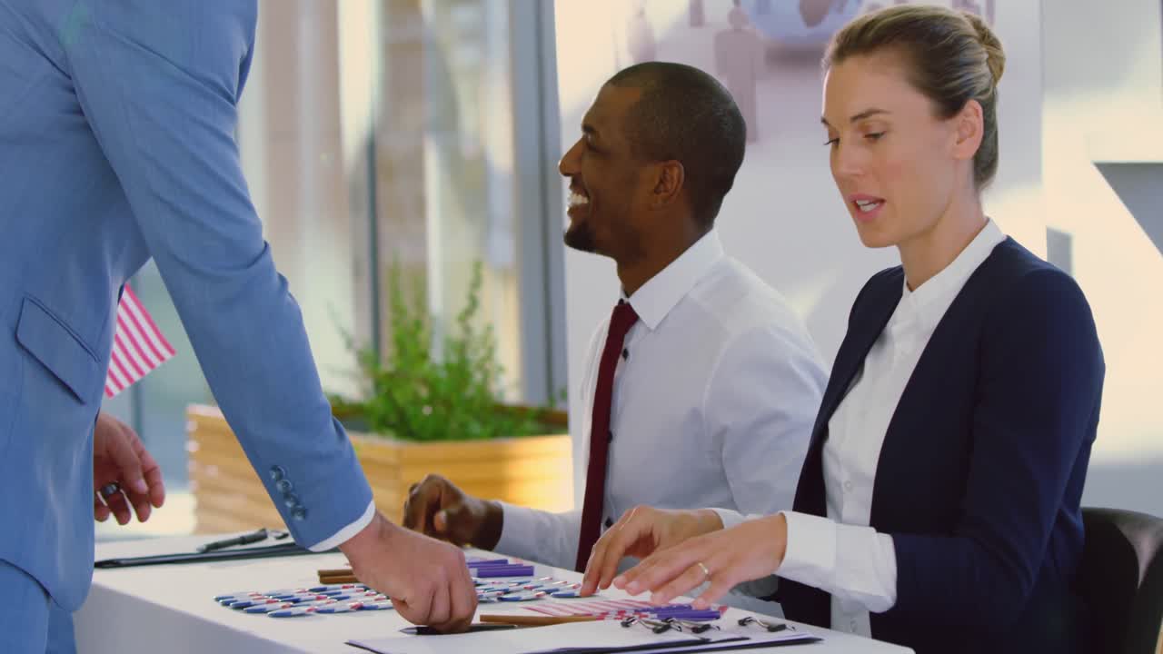 hombre de negocios registrándose en la mesa de registro de campaña política 4k