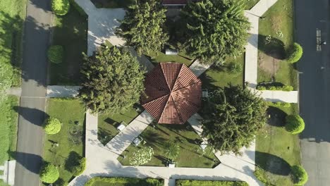 imágenes de drone birdseye de la arquitectura colonial española de un parque en medio de un pequeño pueblo