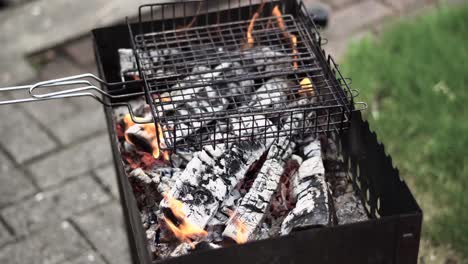 parrilla de barbacoa precalentando el tablero para cocinar más