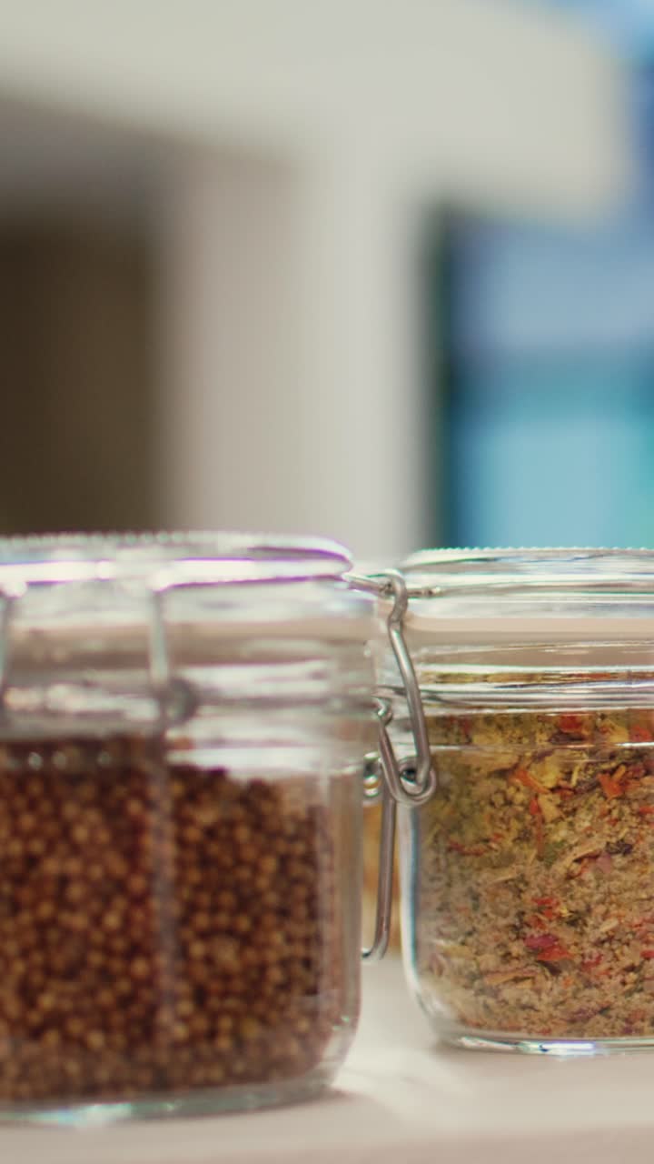 Vertical Video Grains and pasta as bulk products in glass jars at checkout