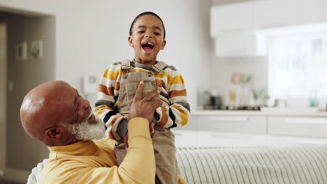 abuelo, padre e hijo en el sofá jugando