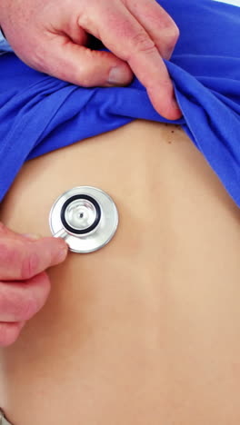 médico examinando a un paciente