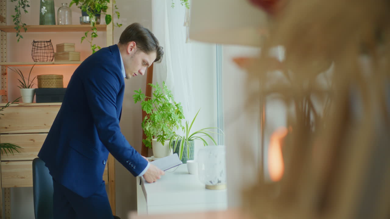 걱정스러운 사업가는 재정을 분석합니다.