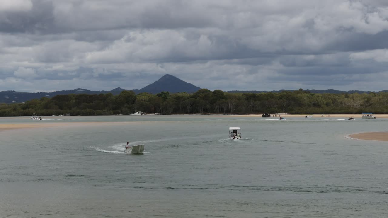 여러 개의 스피드보트가 활기찬 호수에서 경쟁합니다.