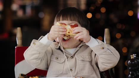 Niño-Hambriento-Comiendo-Sabrosa-Pizza-Italiana