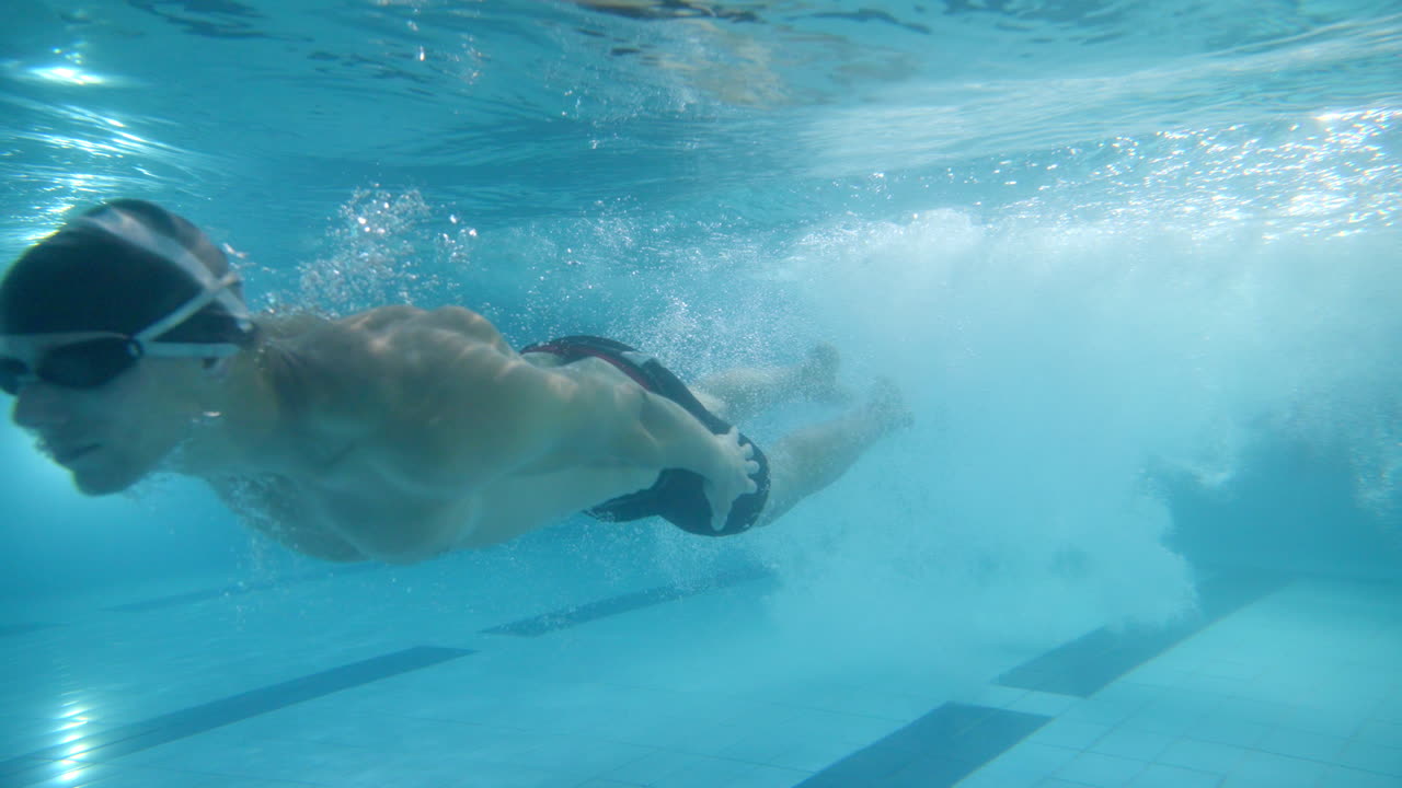 수영장 에서 물  에서 수영 하는 사람