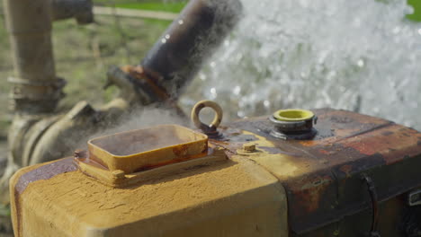 Bomba-De-Agua-Funcionando-Mientras-El-Agua-Sale-De-La-Máquina