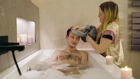 una pareja relajándose en una bañera.