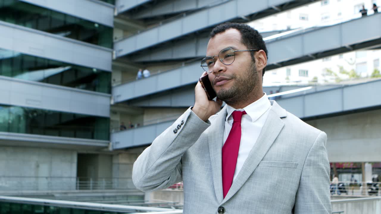 un hombre de negocios confiado hablando por teléfono móvil.