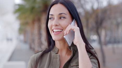 Mujer-Joven-Feliz-Charlando-En-Su-Móvil