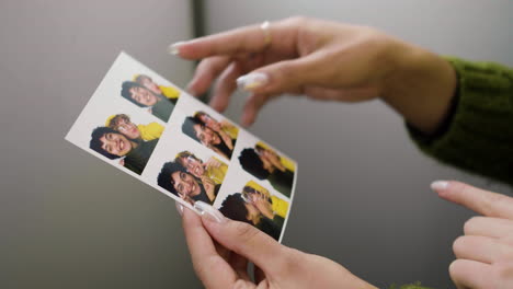 mujeres irreconocibles en un fotomatón.