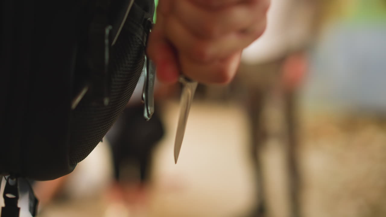 el hombre toma el cuchillo listo para atacar a los criminales y salvar a la víctima