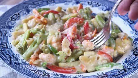pasta de camarón cremosa con verduras