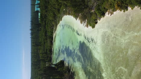 Laguna-Que-Desemboca-En-La-Bahía-De-Oro-Junto-A-La-Piscina-Natural---Antena-Vertical-Ascendente