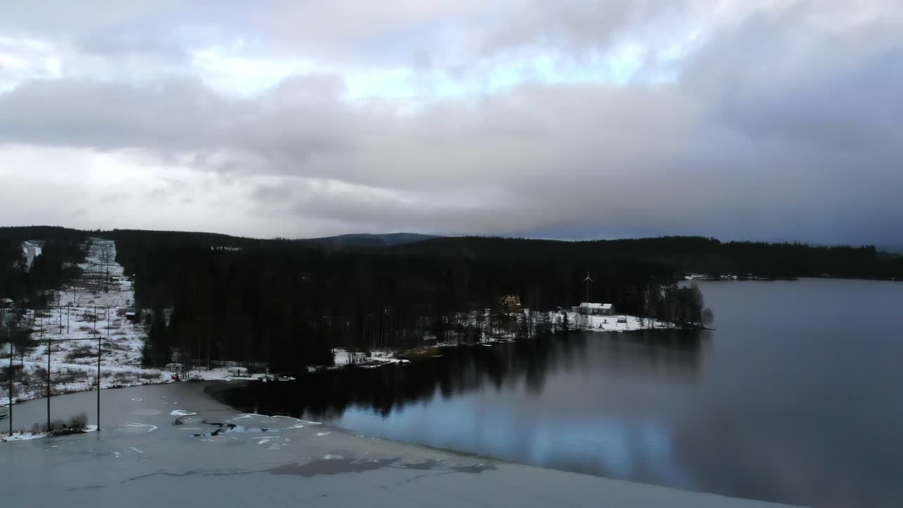 Dronekuva lumisesta maisemasta Ruotsissa.