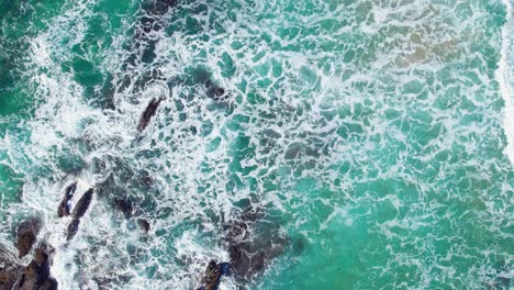 Amplia-Vista-Aérea-Del-Océano,-Olas-De-Surf,-Aguas-Blancas-Con-Mucha-Espuma-Marina-En-El-Océano