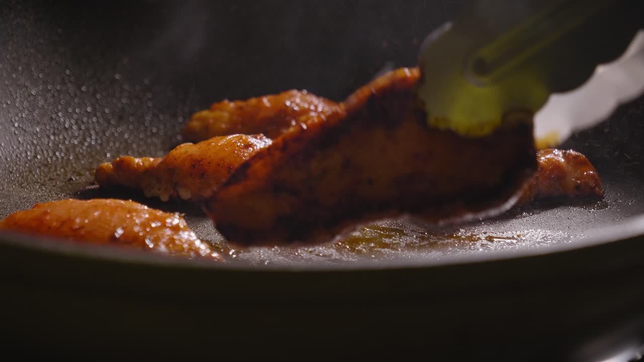 жарка филе куриной грудки на сковороде, вкусное блюдо из курицы