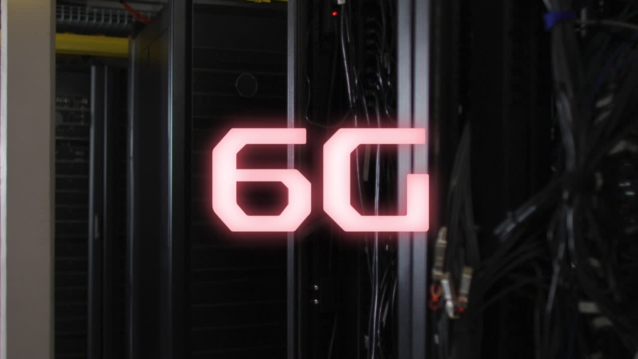 animación de un banner de texto de 6g contra una sala de servidores de computadora vacía