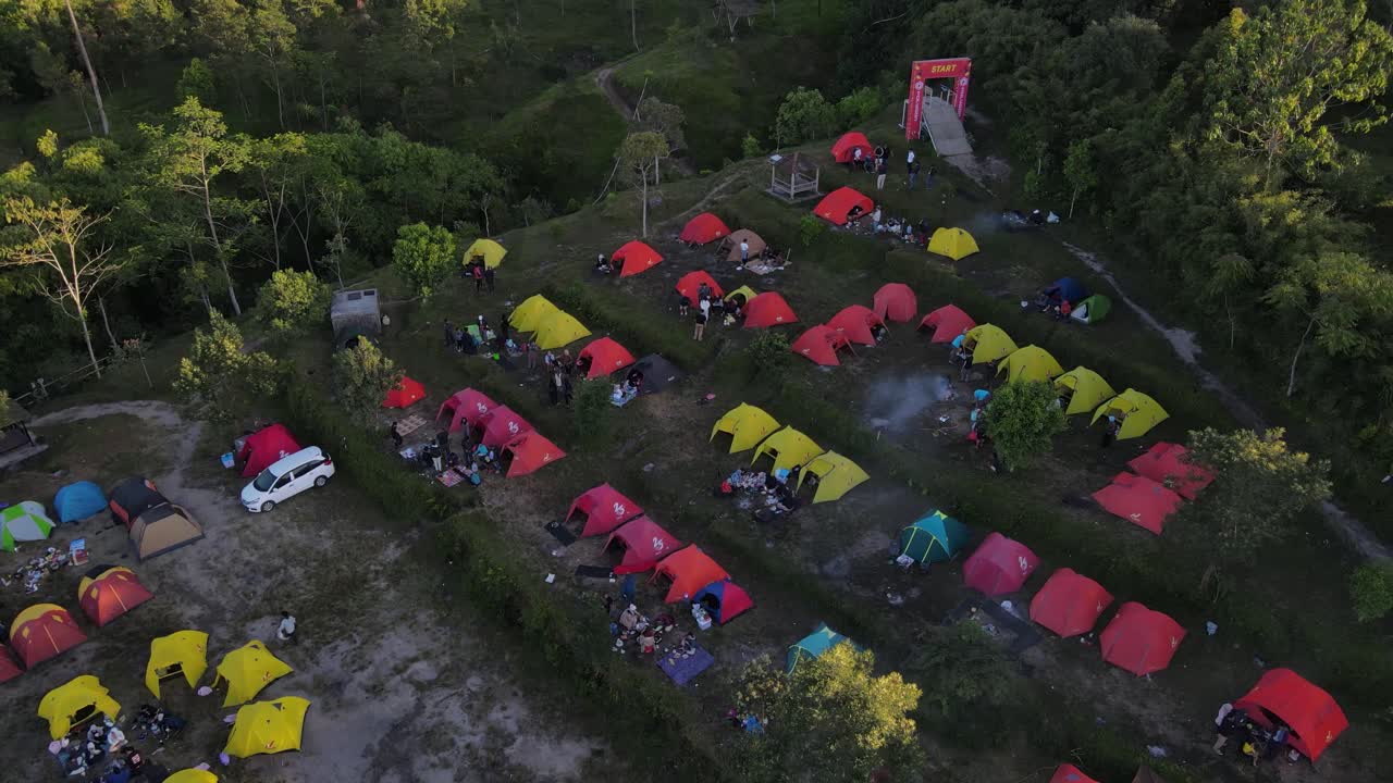 vista aérea, tiendas bien alineadas acampando en la colina de klangon del monte merapi