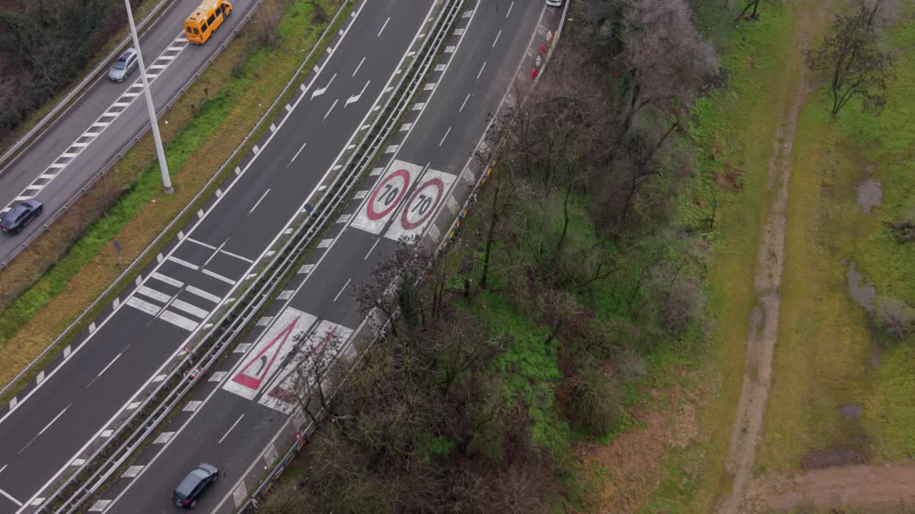Gebogen snelweg door het platteland, van bovenaf gezien.