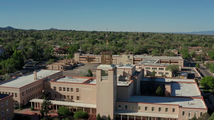 Veduta aerea degli edifici amministrativi di Santa Fe con architettura in stile Pueblo